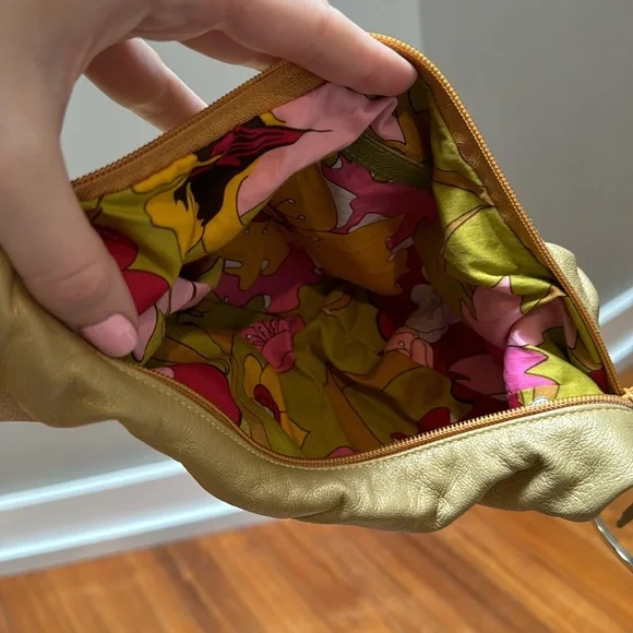 Gold purse with ring handles - Picture 7 of 8